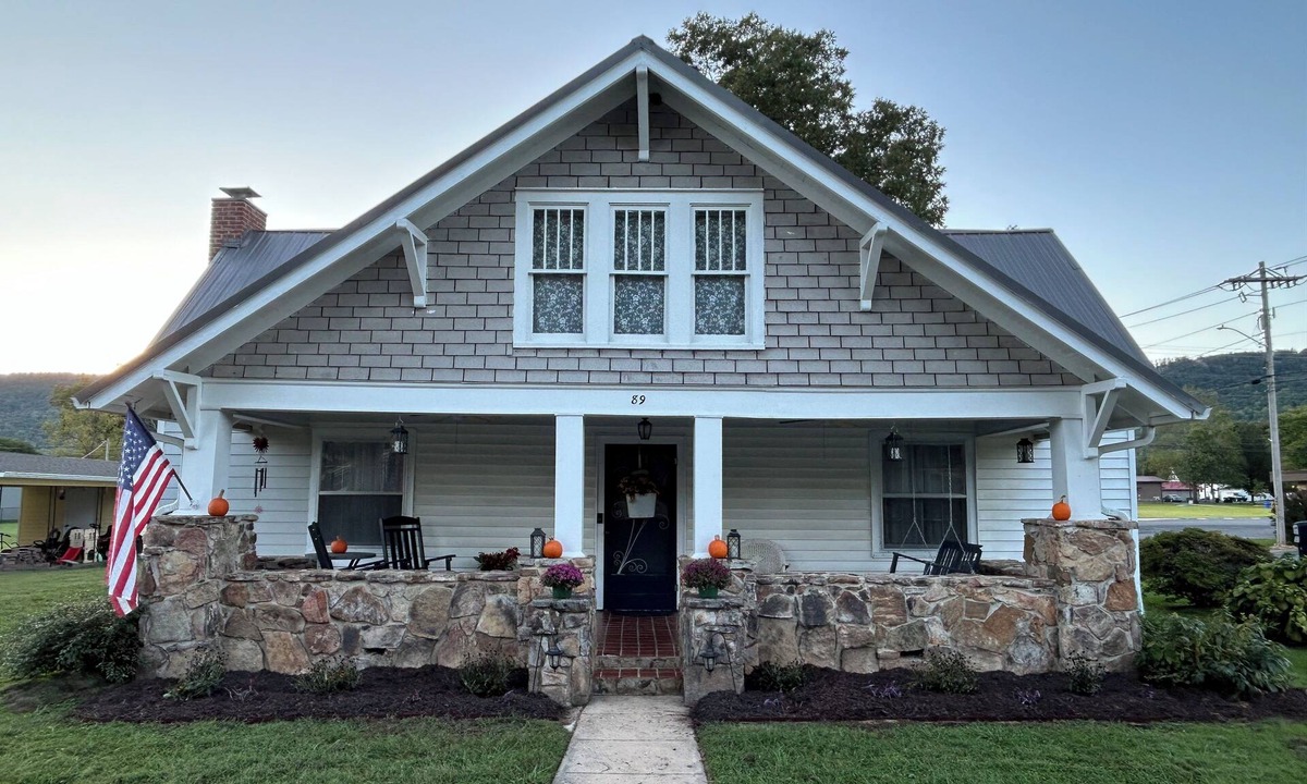 Dunlap House | Spring is in the air! Plan your visit today in the beautiful Sequatchie Valley!