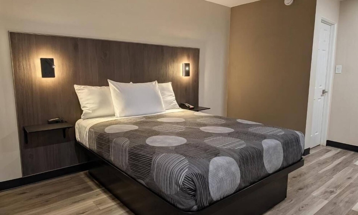 Chicago Heights Hotel | Star Inn & Suites