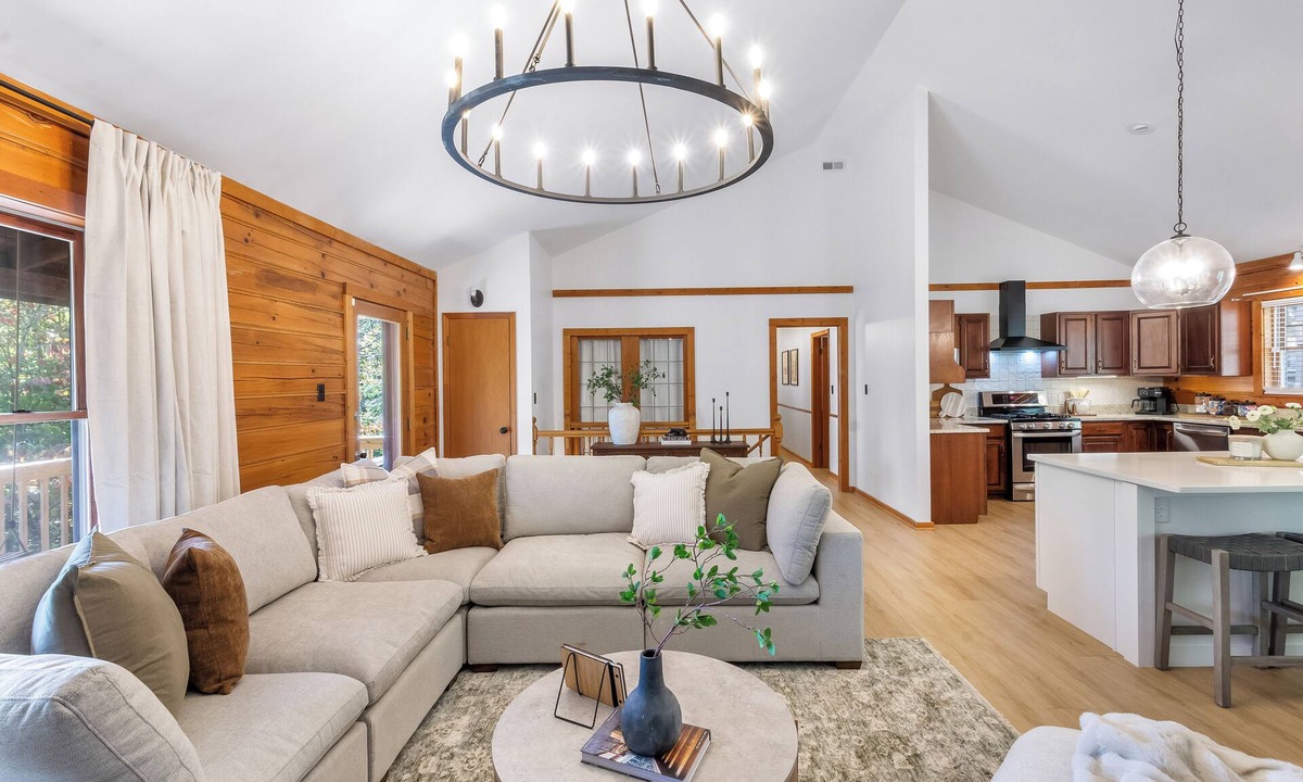White Bluff House | Stay at Wild & Blue, Log Home Retreat, Game Room w/Arcade
