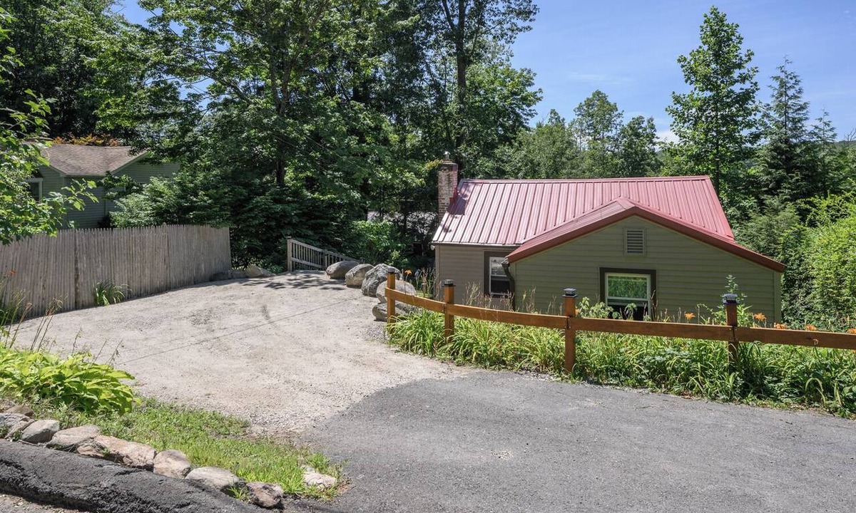 West Hill Lake Cottage | Step back in time with our 2-bedroom cottage in charming New Hartford!