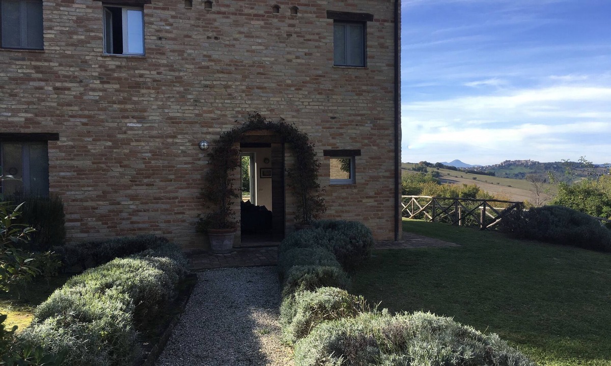 Montegiorgio House | Stunning Le Marche 4 double bedroom farmhouse with private pool.
