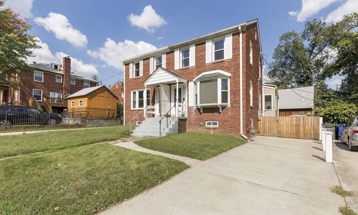 Arlington House | Sun-Filled 4BR House | Private Yard | Family & Pet Friendly | Arlington/DC
