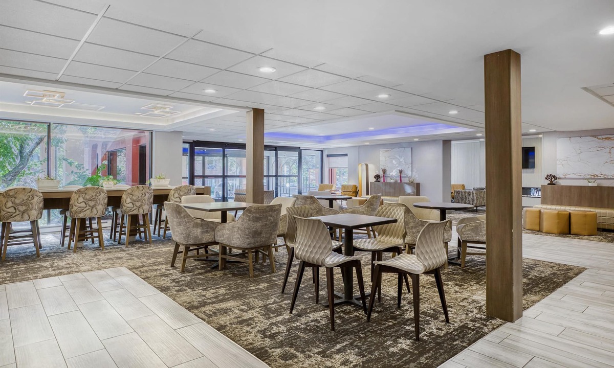 Lombard Hotel | SureStay Plus Hotel by Best Western Chicago Lombard