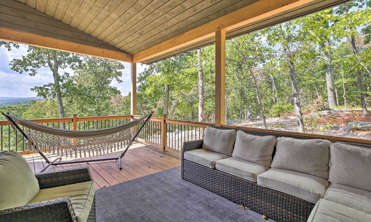 Garrison House | 'The Glabin’: Garrison Gem w/Hot Tub & Fire Pit