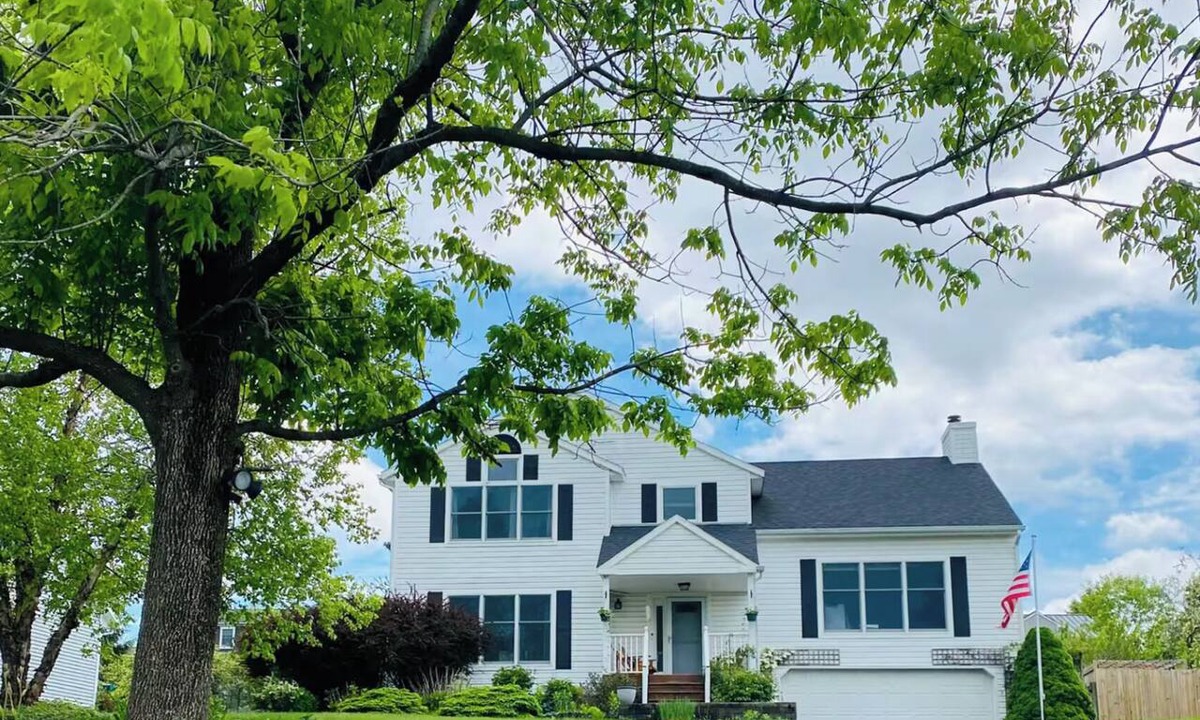 South Hill House | The "Gorges" Getaway