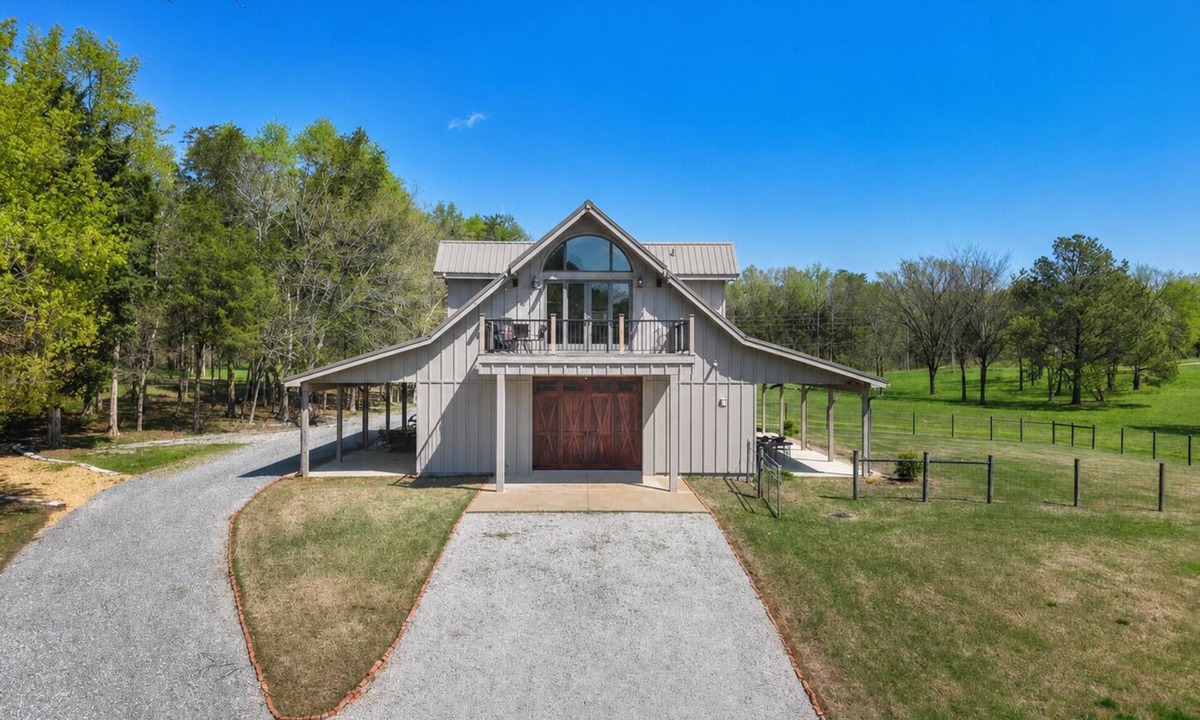 Chickamauga House | "The Hideaway at Kensington and Cove Farm"