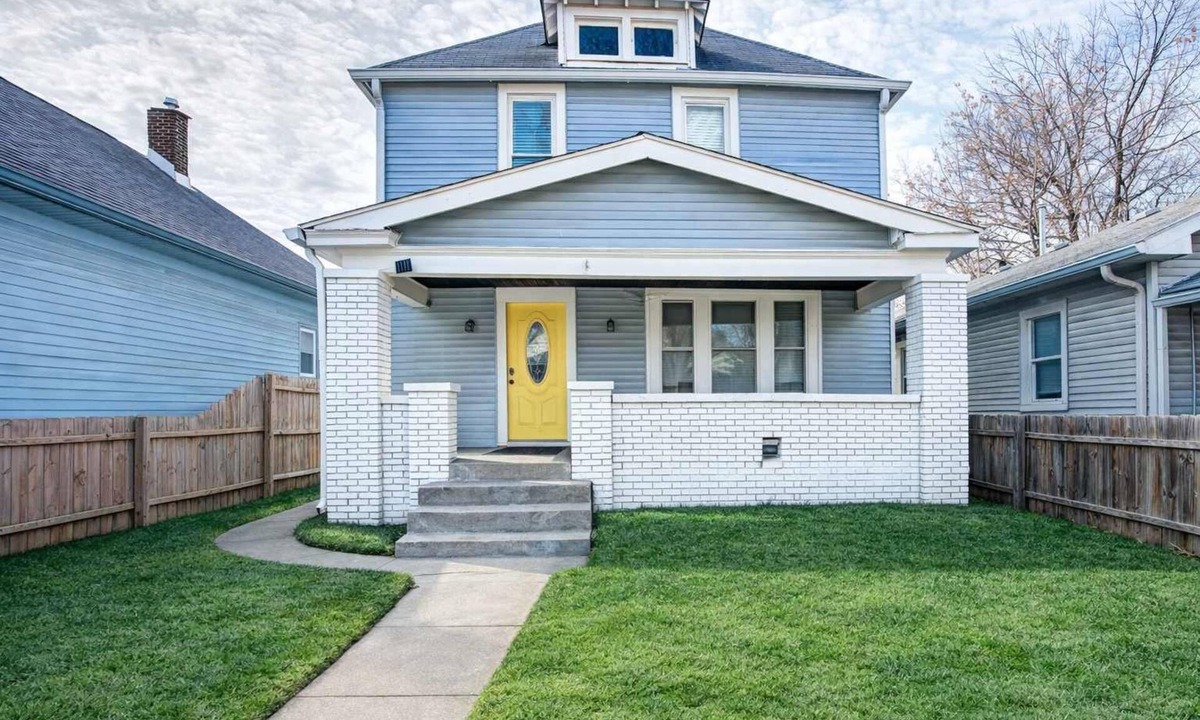 Indianapolis House | The Yellow Door – Cozy Indianapolis Retreat