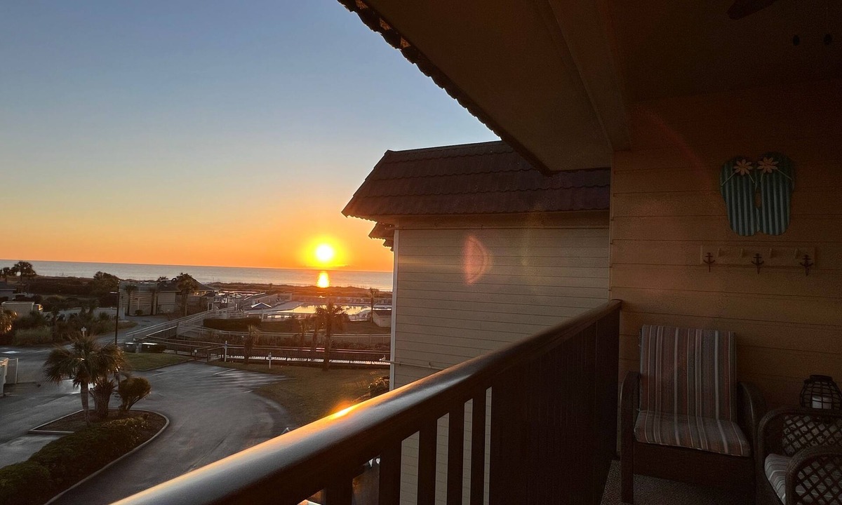 Folly Field Villa | Top floor ocean view & sunrises for 6/Hilton Head Beachfront resort/pickleball