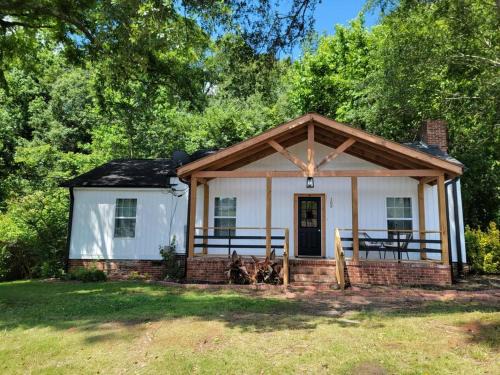 Duncan House | Town-Center Sanctuary:Cozy 3BD for Relocation