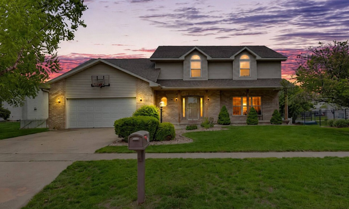 Mahomet House | Tranquil Waterside Getaway