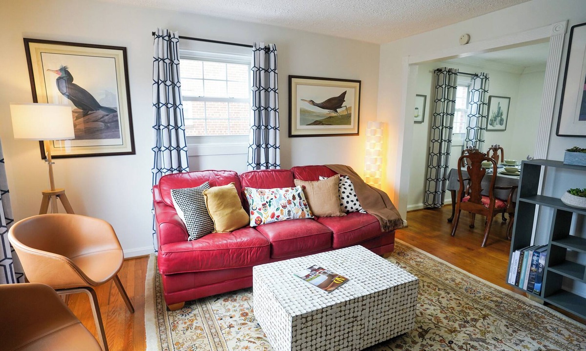 Potomac West House | Unique duplex that has 2 family rooms and 2 kitchens