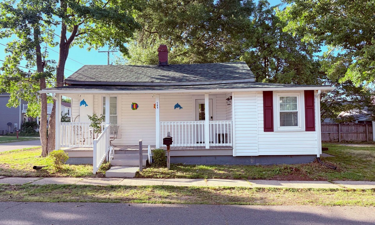 Colonial Beach House | Updated home 2 blocks from water in Colonial Beach-come visit Driftwood Cottage!