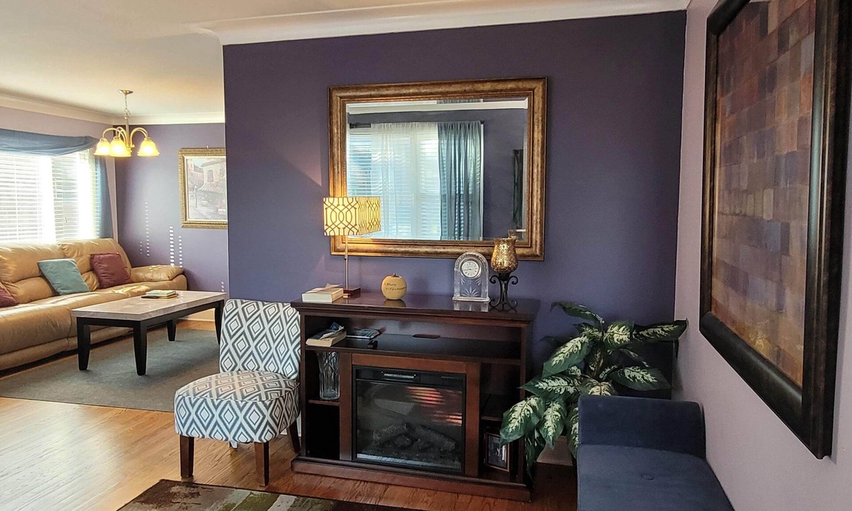 Evergreen Park House | Upscale Suite in Home by Chicago Hospitals/Dining -1200 sqft Suite