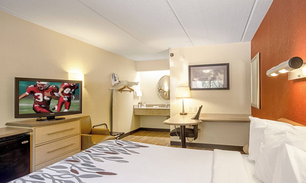 Milford Hotel | Convenient Room Close to Silver Sands and Milford Dining