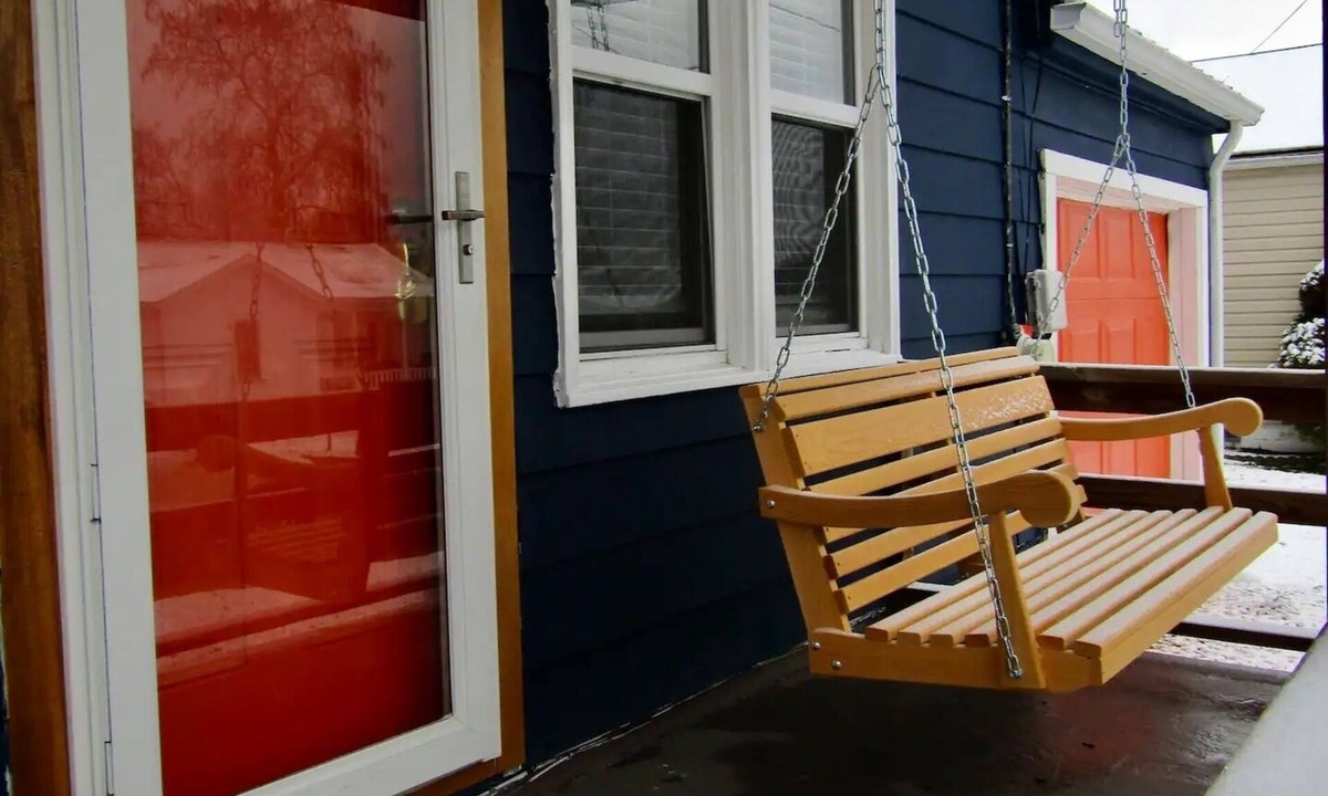 Summerlee House | Vibrant 2 Bedroom Home, Conveniently Close To The New River Gorge National Park.