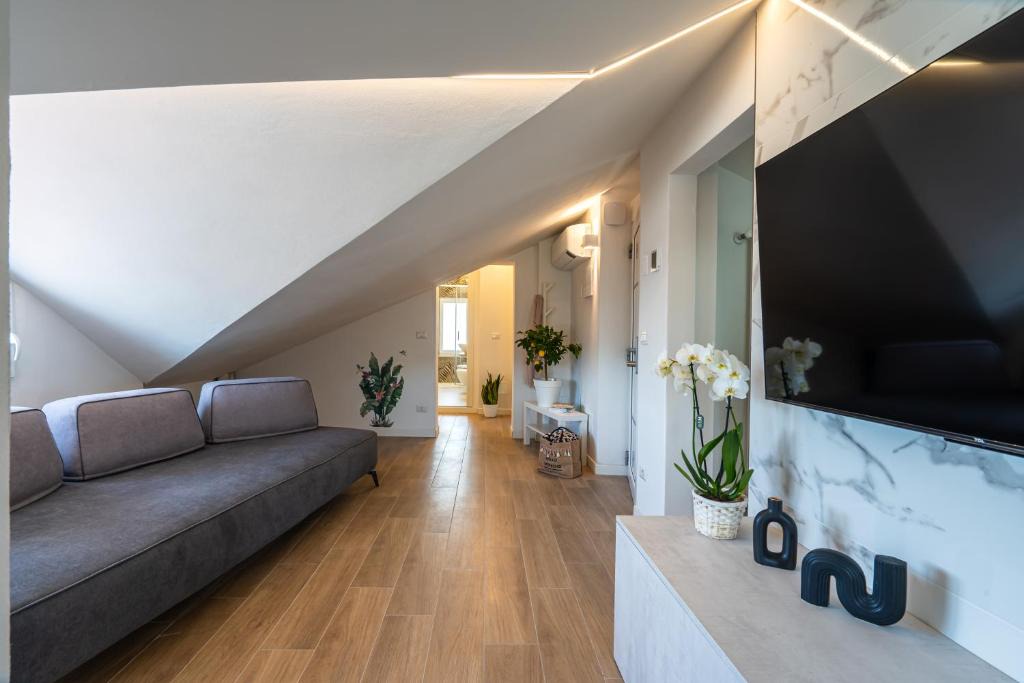 Fogliano Marina Apartment | Villa Pra-tu - Mansarda Moderna 2 Camere - P r a t u r e c c i Group