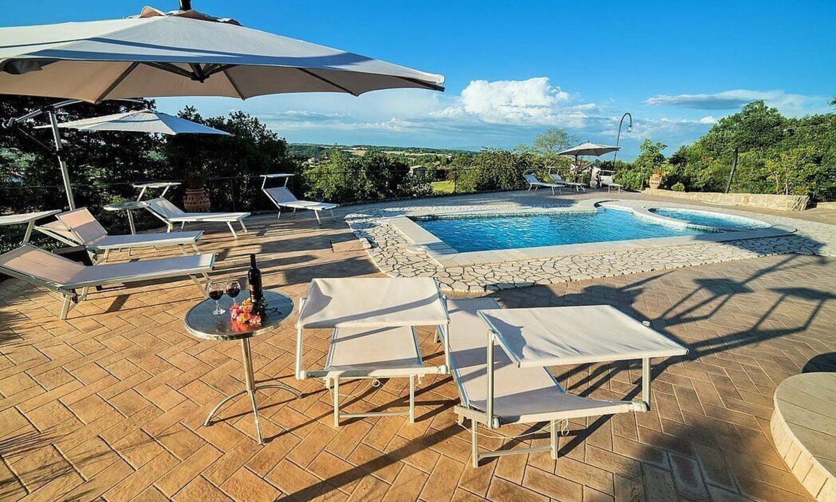Montefiascone Villa | Villa Rinalda Piccola: A bright and cheerful four-story villa located on top of a small hill, with Free WI-FI.