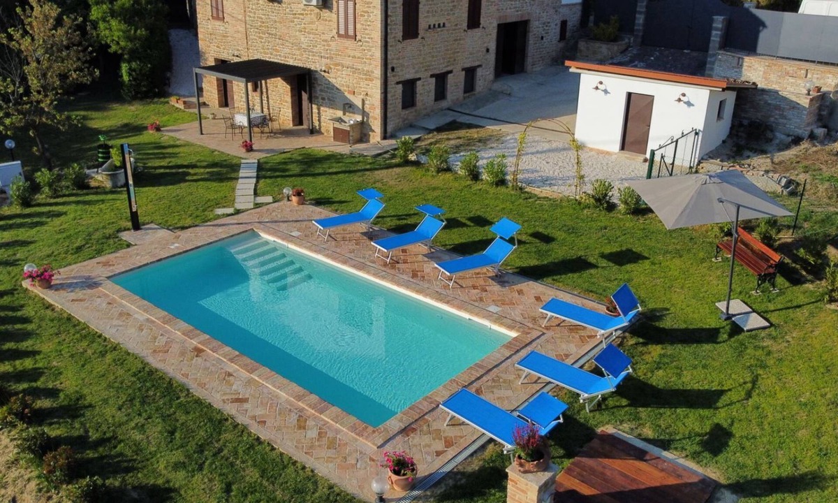 Penna San Giovanni House | Villa with private pool and hot tub near The Sibillini National Park