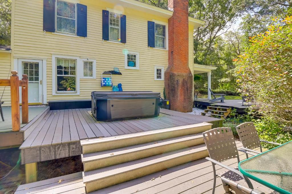 Golts House | Waterfront Millington Vacation Rental w/Hot Tub!