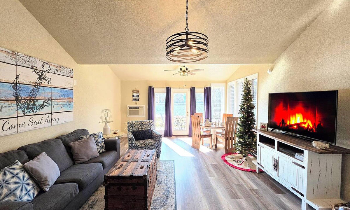 Mid America Condo | Water’s Edge Hideaway