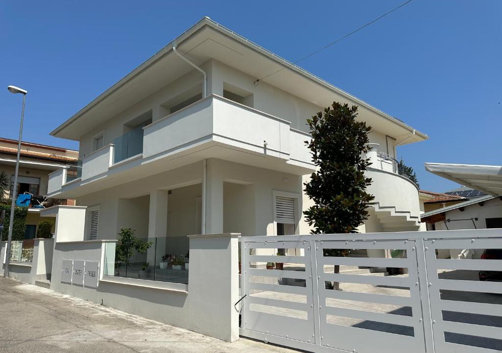 Morro dʼOro Bed & Breakfast | white B&B