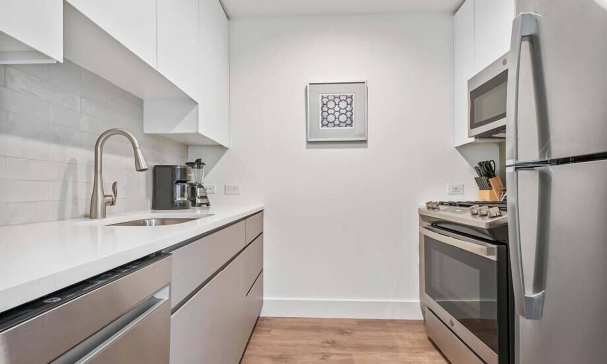 White Plains Apartment | White Plains Studio BR | Gym + Pool | 24hr Doorman
