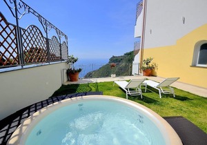 Villa Clarice A, fully refundable with voucher*: A bright and sunny apartment in a quiet position, located on a hillside above the sea, with Free WI-FI.