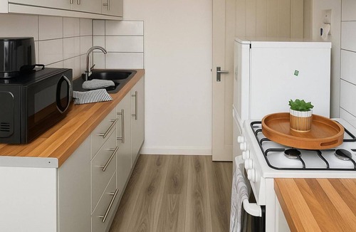 South Shields Apartment | 1 Bed Flat - Sleeps 3 - Parking - Pet Friendly