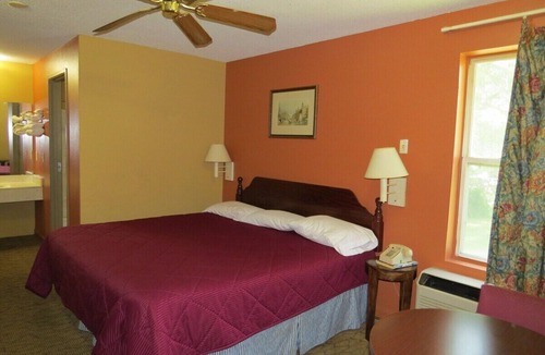 Caseyville Hotel | 10 minutes from downtown St. Louis Convenient location off I-64