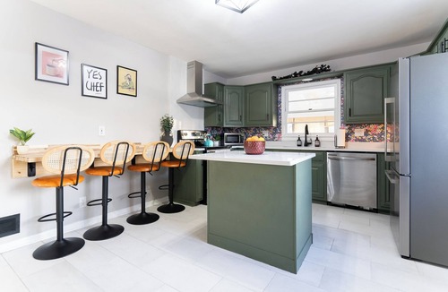 Beech Grove Apartment | 12-Guest Home Garage + Driveway Quiet Neighborhood Near Downtown, 2 Kitchens