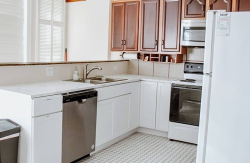 Oxford Apartment | 15% off Spring Special | Historic | Wi-Fi | Pet Friendly | Purdue