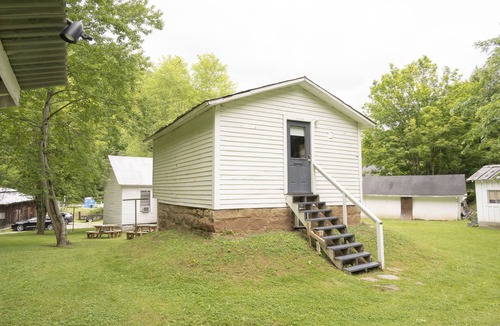Clio Bed & Breakfast | 1887 West Virginia Cellar House-Strawberry Farm BB