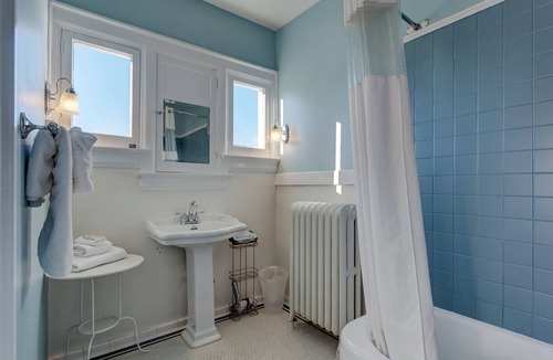 Anacortes Bed & Breakfast | 1925 Colonial overlooking Fidalgo Bay.