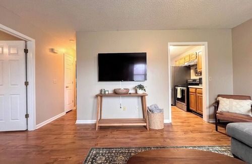 Murray Apartment | 2-bedroom 1 bathroom, in unit laundry, pet friendly, carport parking , WiFi