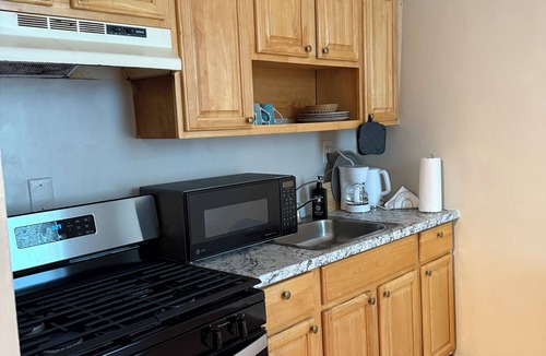 The Hill Apartment | 2-bedroom apartment in charming New Haven with AC Apt#1