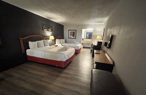 Mattoon Hotel | 2 Comfortable Mattoon Rooms | Arcade & Parks Nearby | Free Breakfast