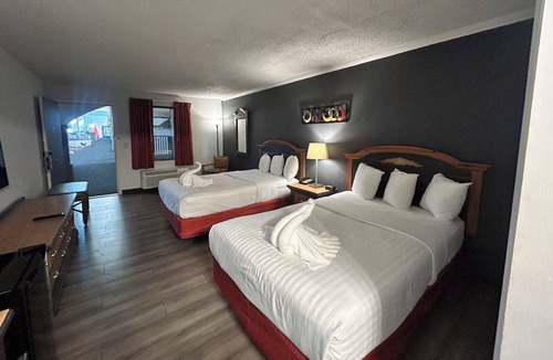 Mattoon Hotel | 2 Comfortable Mattoon Rooms | Arcade & Parks Nearby | Free Breakfast