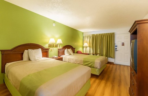 Edgewood Hotel | 2 Delightful Rooms Near Edgewood Parks w/Free Coffee in Lobby