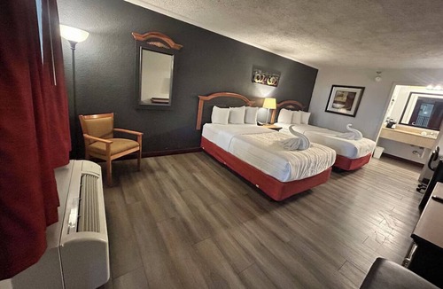Mattoon Hotel | 2 Family-Friendly Mattoon Rooms | Free Breakfast | Near Local Attractions