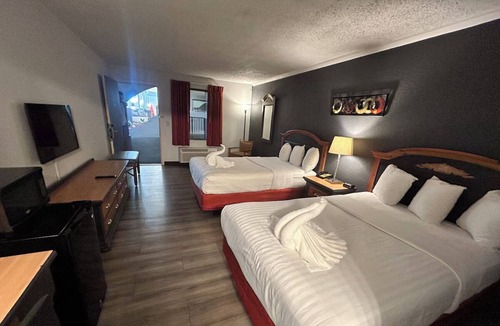 Mattoon Hotel | 2 Family-Friendly Mattoon Rooms | Free Breakfast | Near Local Attractions