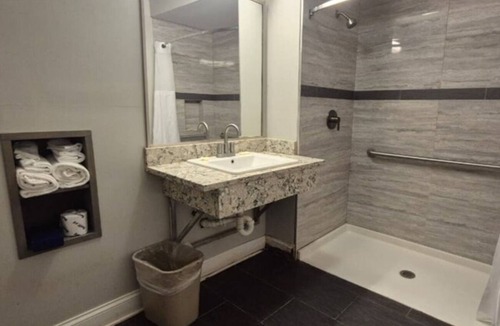 Merrillville Hotel | 2 Inviting Rooms Located Near Candy Factory, Mall & Park Trails | Free Parking