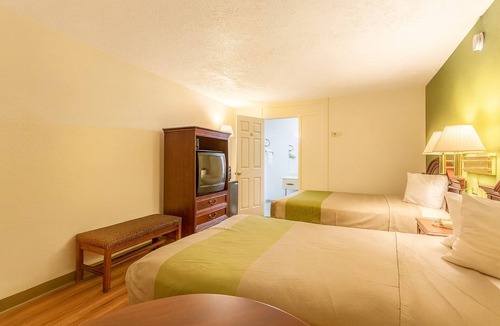 Edgewood Hotel | 2 Pleasant Rooms for Passing Travelers & Easy I-95 Access