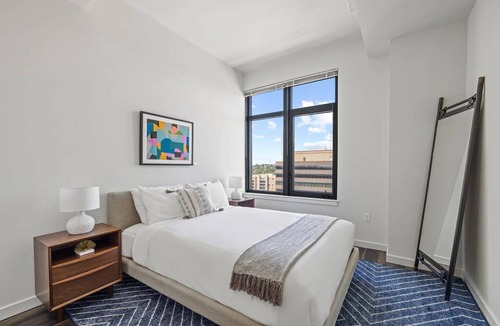 Bluemont Hotel | 2 Units | Modern DC Stay w/Kitchen & Pool | Close to Lincoln Memorial & Dining