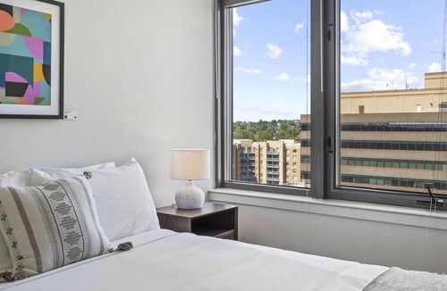 Bluemont Hotel | 2 Units | Modern DC Stay w/Kitchen & Pool | Close to Lincoln Memorial & Dining