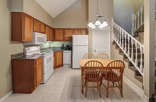 Urbana Hotel | 2 Urbana King Bed Rooms with Continental Breakfast near Crystal Lake Park