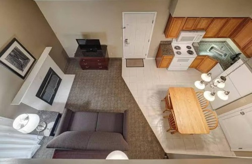 Urbana Hotel | 2 Urbana King Bed Rooms with Continental Breakfast near Crystal Lake Park
