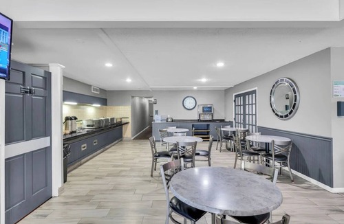 Urbana Hotel | 2 Urbana King Bed Rooms with Continental Breakfast near Crystal Lake Park