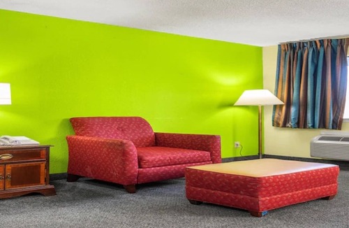 Orlinda Hotel | 3 Pet-Friendly Accommodations | 5.7 miles from Elvis Brown Little League Park