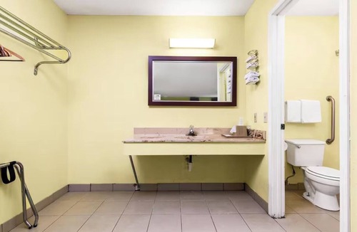 Orlinda Hotel | 3 Pet-Friendly Accommodations | 5.7 miles from Elvis Brown Little League Park