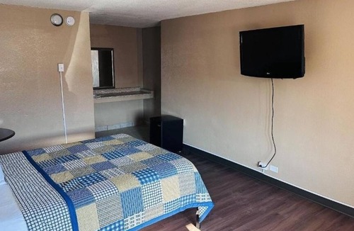 Fort Wayne Hotel | 3 Simple Queen Room Perfect for Business Stays